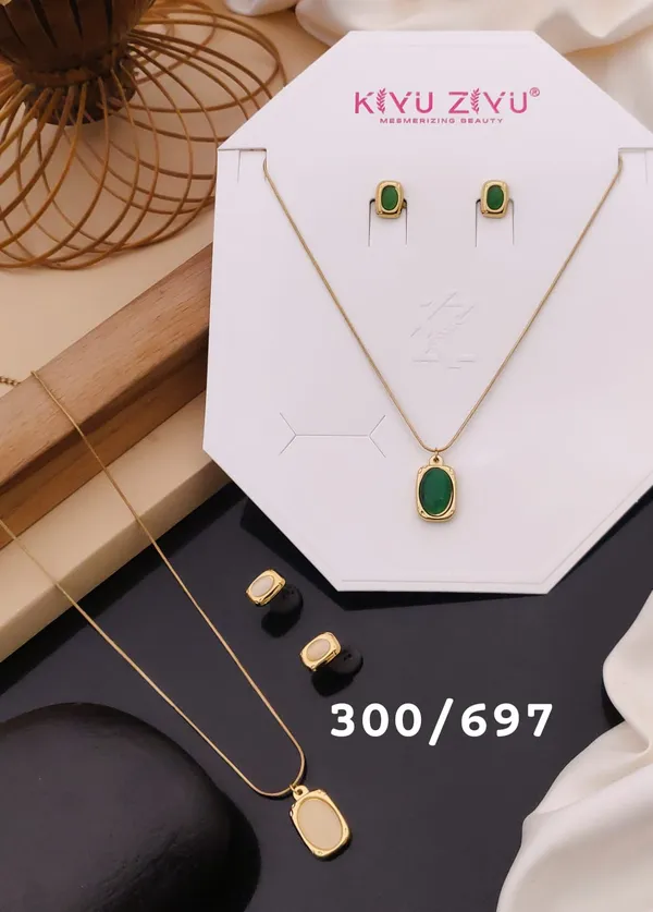 Elegant_Green_Stone_Pendant_Set_With_Gold-Toned_Accents
