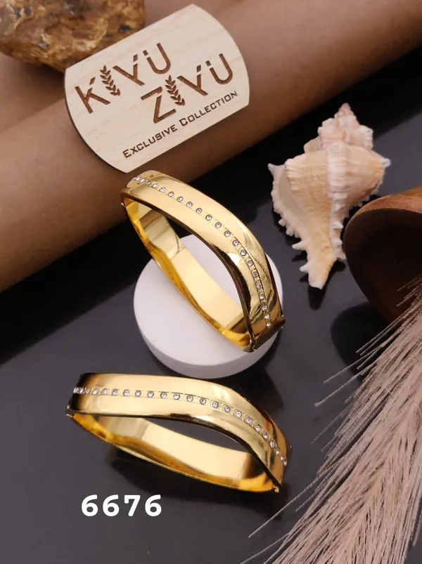 Sparkling_Crystal-Studded_Gold-Toned_Couple_Bangles