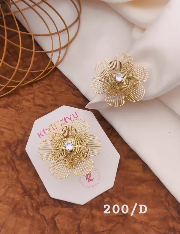 Gold-Toned_Flower_Brooch_With_Crystal_Center