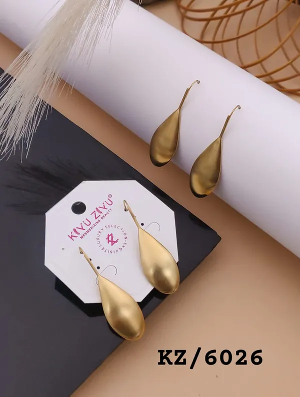 Elegant_Gold-Tone_Teardrop_Earrings