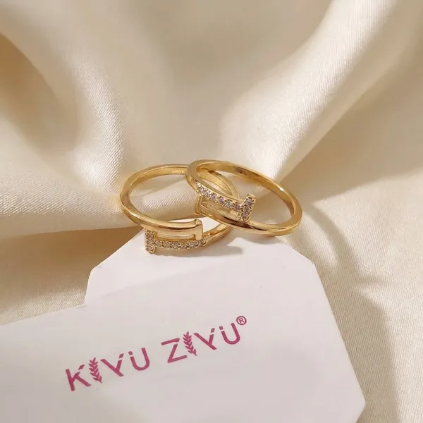Elegant_Gold-Toned_Crystal_Ring_With_Adjustable_Design