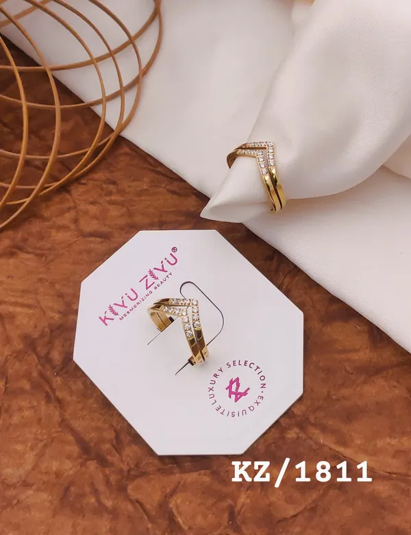 Gold-Plated_Crystal-Studded_Arrow_Ring_-_Kz/1811