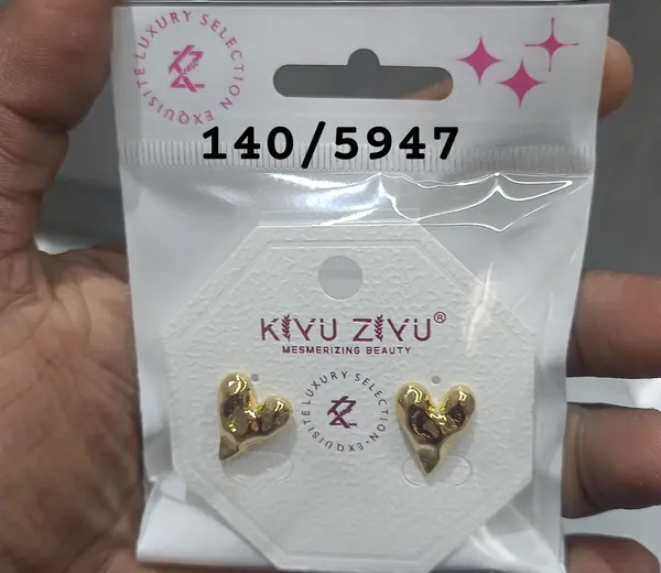 Kivu_Zivu_Gold_Heart-Shaped_Stud_Earrings