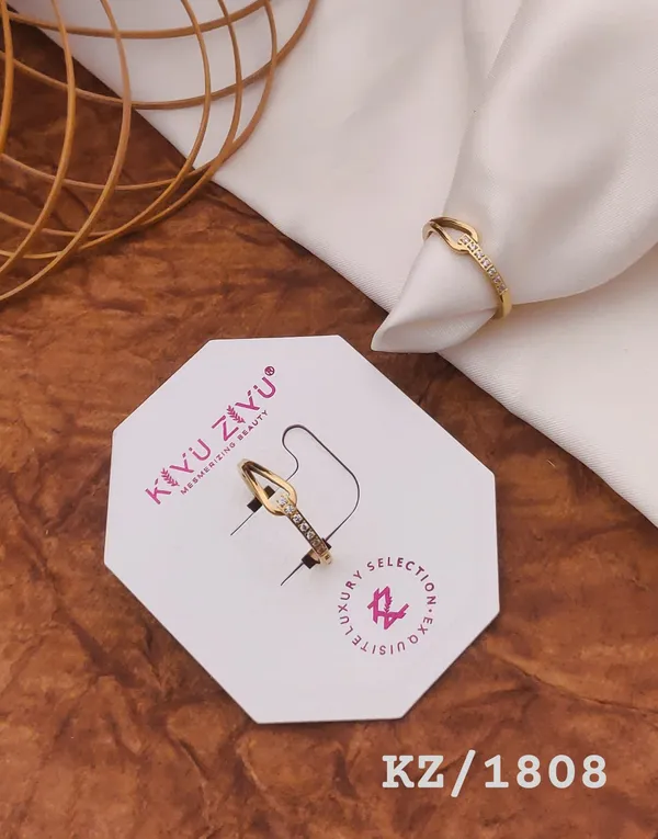 Elegant_Gold-Toned_Cowrie_Shell_Adjustable_Ring