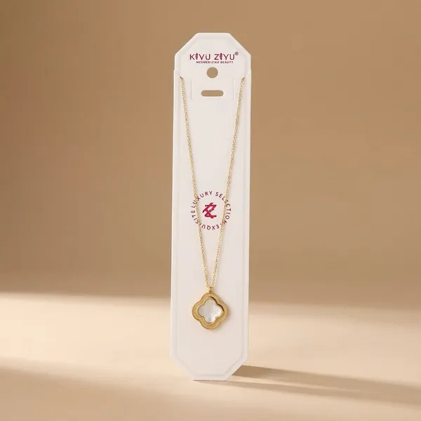Elegant_Clover_Pendant_Necklace_With_Gold_Chain