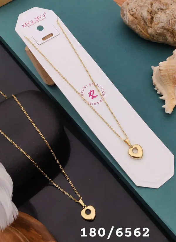 Elegant_Gold_Heart_Pendant_Necklace_-_Dainty_Chain_Necklace_With_Heart_Charm