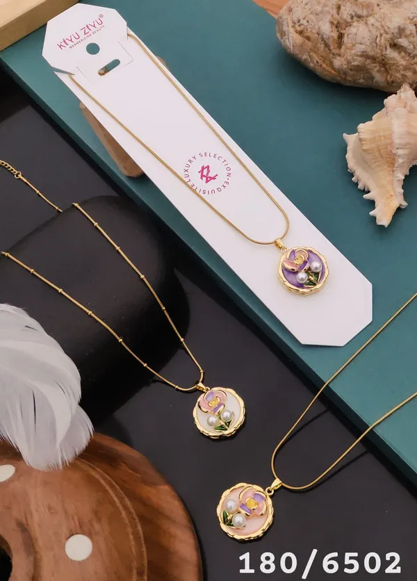 Floral_Resin_Pendant_Necklace_With_Gold_Chain