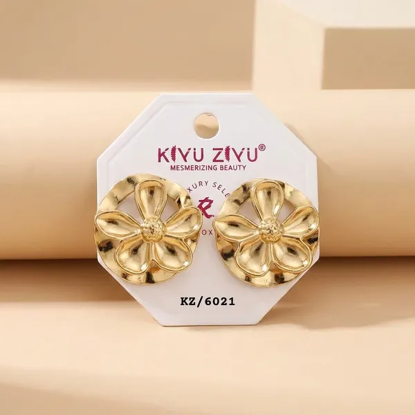 Golden_Flower_Stud_Earrings
