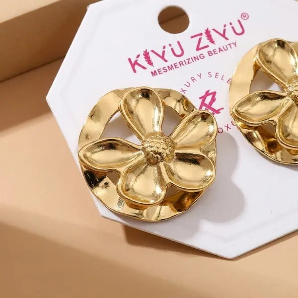 Golden_Flower_Stud_Earrings