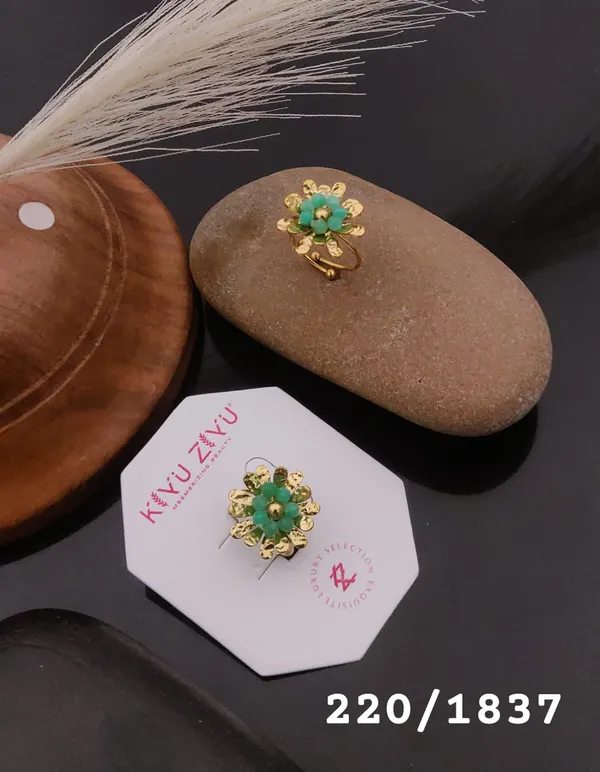 Golden_Flower_Ring_With_Green_Stone