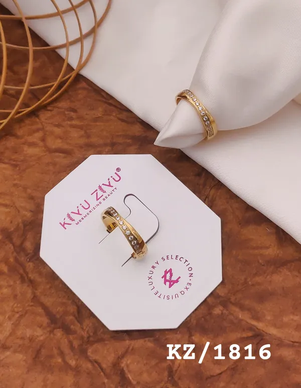 Elegant_Gold-Toned_Ring_Set_With_Crystal_Embellishments