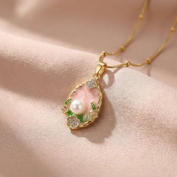 Elegant_Jade_Stone_Pendant_Necklace_With_Gold_Chain