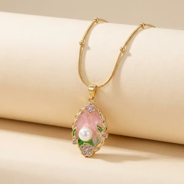 Elegant_Jade_Stone_Pendant_Necklace_With_Gold_Chain