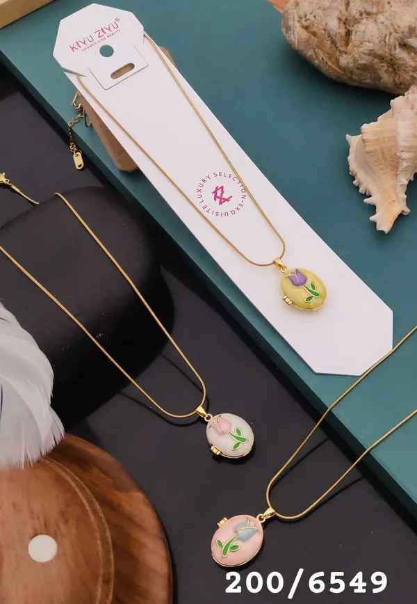 Floral_Enamel_Pendant_Gold_Chain_Necklace