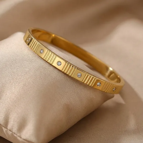 Elegant_Gold-Tone_Bangle_Bracelet_Set_With_Crystal_Embellishments_-_Kavu_Zivu_Exclusive_Collection