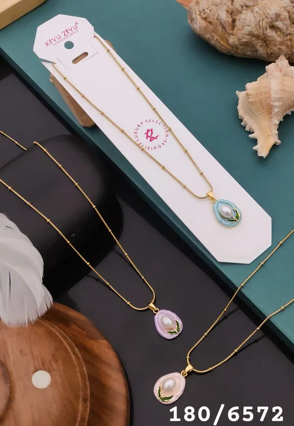 Shell_Pearl_Pendant_Necklace_With_Gold_Chain