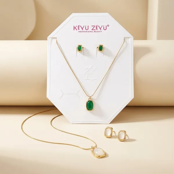 Elegant_Green_Stone_Pendant_Set_With_Gold-Toned_Accents