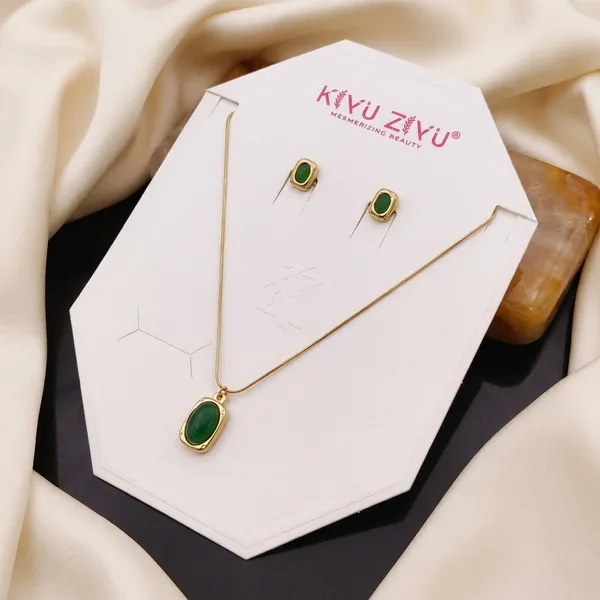 Elegant_Green_Stone_Pendant_Set_With_Gold-Toned_Accents