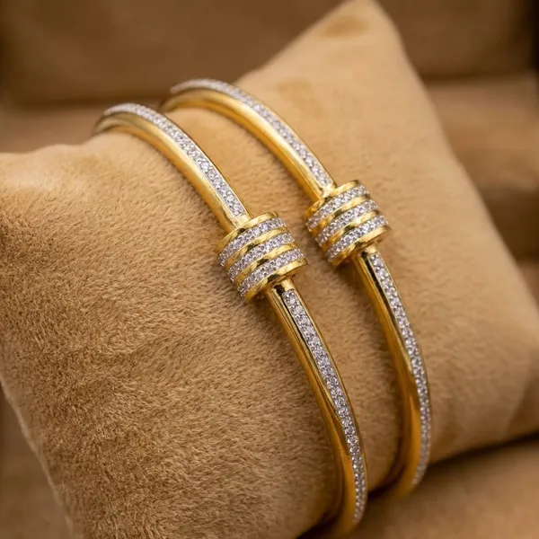 Kyu_Zyu_Exclusive_Collection_Gold-Tone_Bangle_With_Crystal_Embellishments_-_Plain_6664