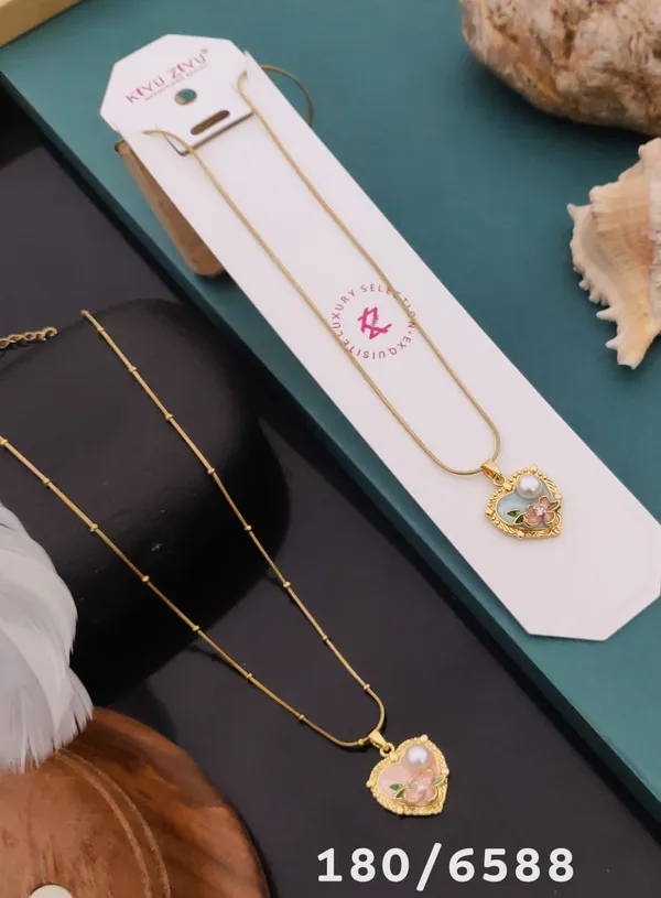 Elegant_Heart-Shaped_Crystal_Pendant_Necklace_With_Gold_Chain
