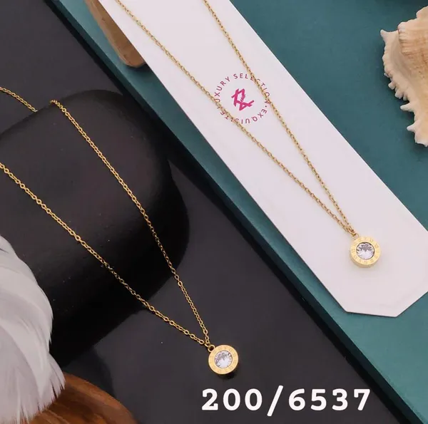Elegant_Gold-Tone_Crystal_Pendant_Necklace