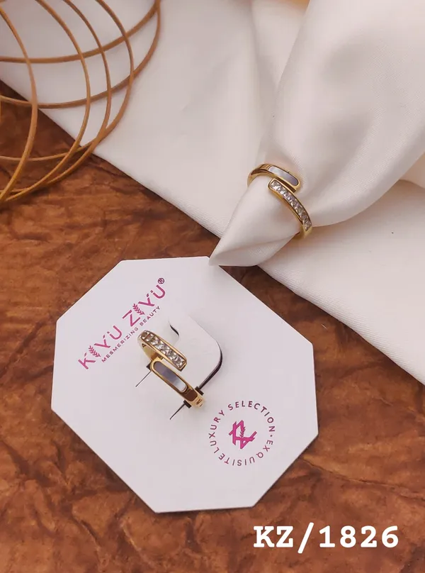 Sparkling_Gold-Tone_Adjustable_Ring_With_Crystal_Embellishments