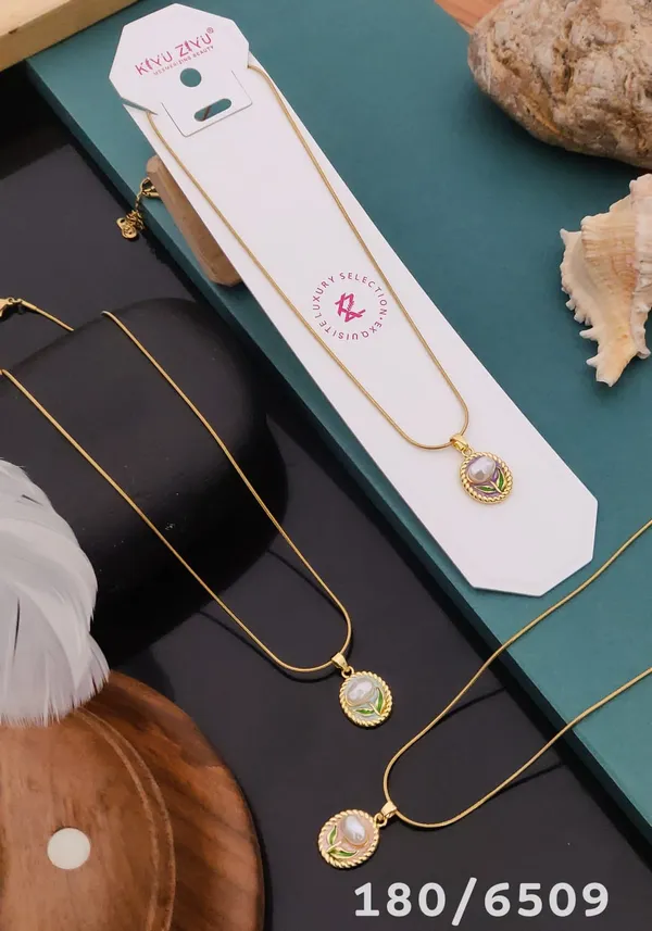 Golden_Pearl_Pendant_Necklace_With_Leaf_Design