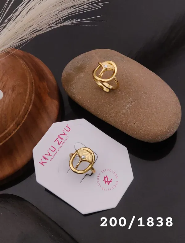 Elegant_Interlocking_Circle_Ring_-_Gold_Plated_Statement_Piece