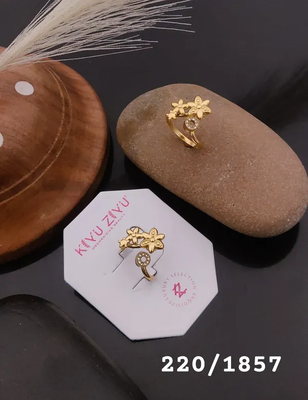 Elegant_Gold-Tone_Floral_Ring_With_Crystal_Accent