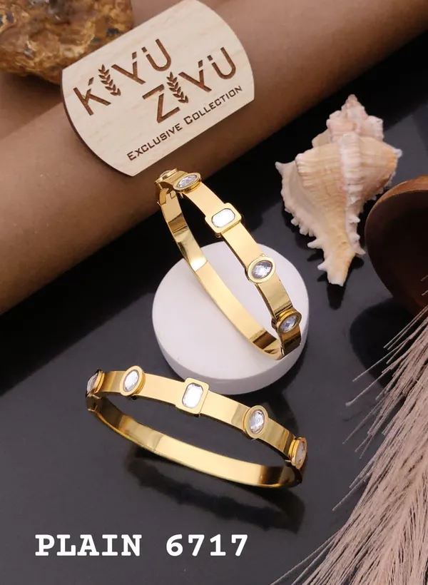 Kivu_Exclusive_Collection_Gold-Toned_Bracelet_Set_With_Crystal_Embellishments_-_Plain_6717