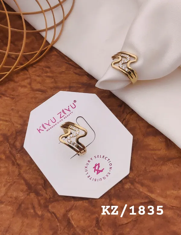 Stylish_Golden_Wavy_Ring_With_Crystal_Embellishments