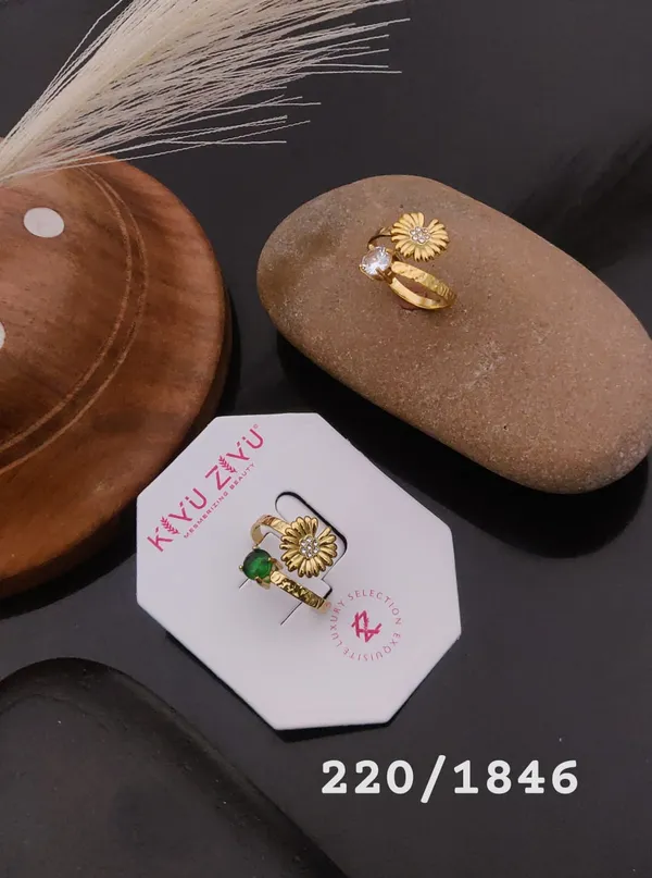 Golden_Daisy_Flower_Ring_With_Crystal_Accent