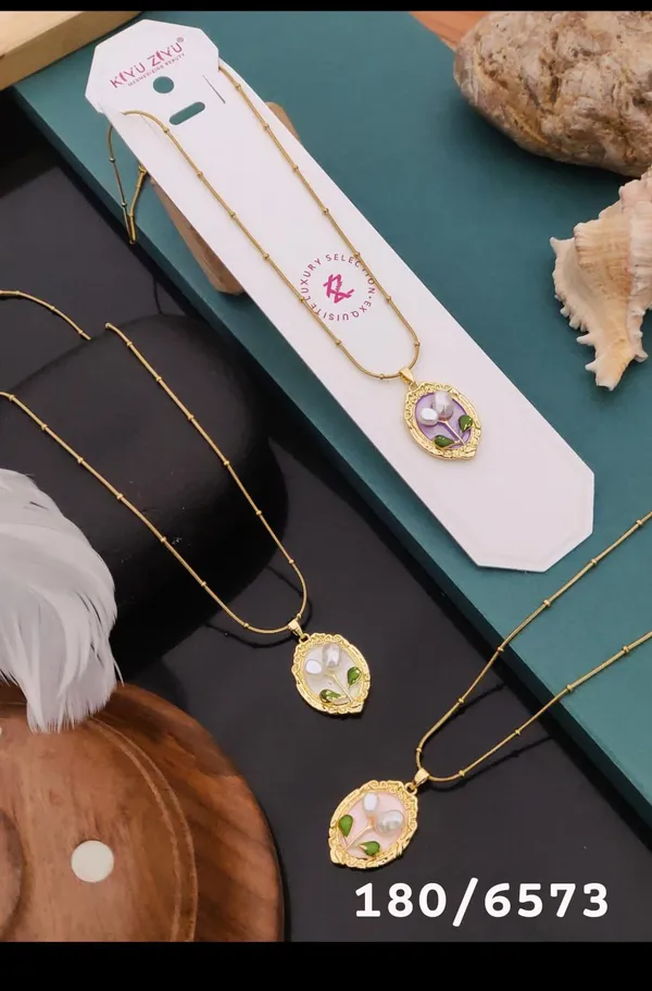 Delicate_Gold-Toned_Floral_Pendant_Necklace_With_Gemstone_Accents