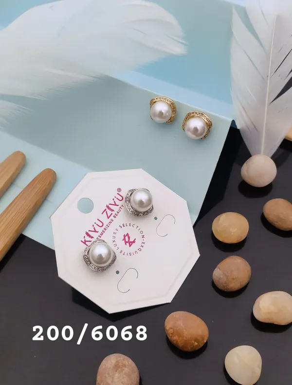 Elegant_Pearl_Stud_Earrings_With_Gold-Tone_Frame