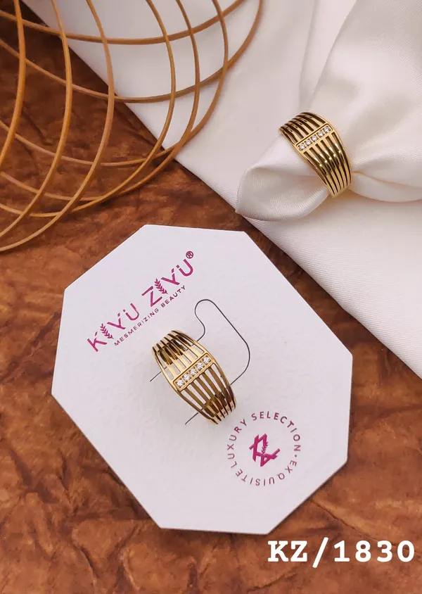 Elegant_Gold-Toned_Striped_Ring_For_Women