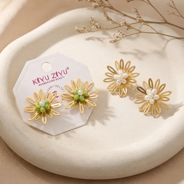 Golden_Daisy_Flower_Stud_Earrings_With_Pearl_Center