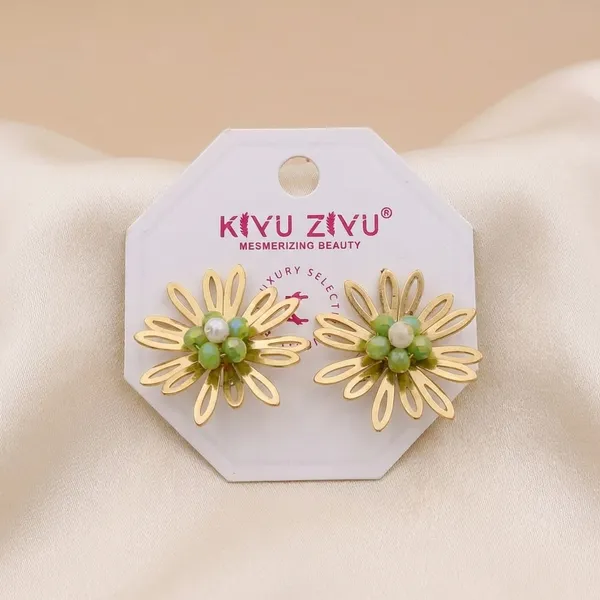 Golden_Daisy_Flower_Stud_Earrings_With_Pearl_Center
