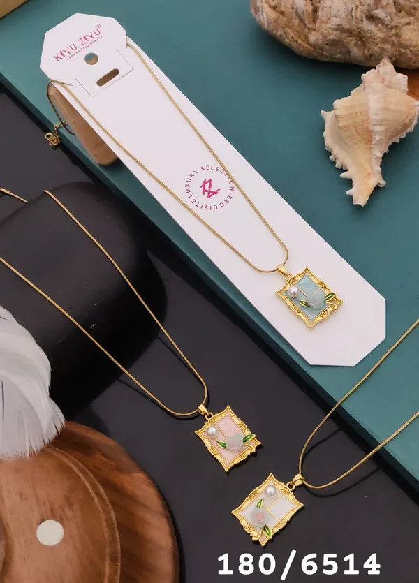 Elegant_Rectangular_Pendant_Necklace_With_Delicate_Chain