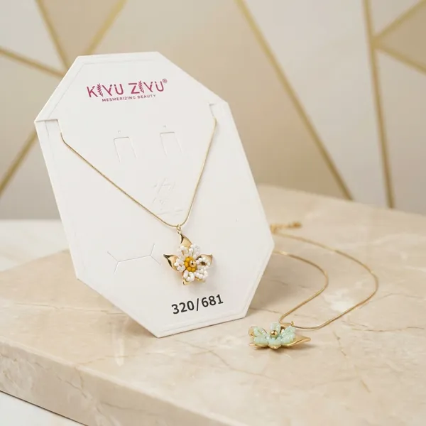 Elegant_Flower_Pendant_Gold-Tone_Necklace_With_Pearl_Center