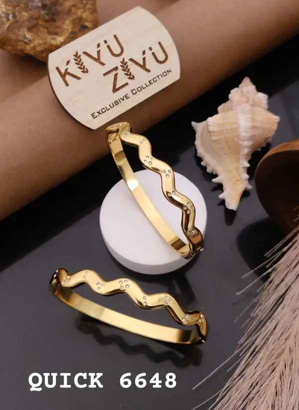 Kvu_Zvu_Exclusive_Collection_Gold-Tone_Wave_Design_Bangles