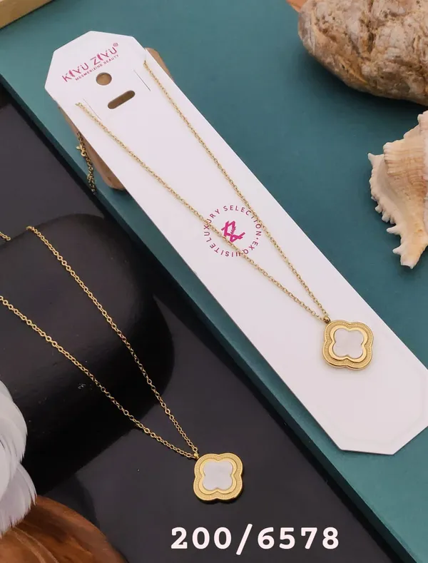 Elegant_Clover_Pendant_Necklace_With_Gold_Chain