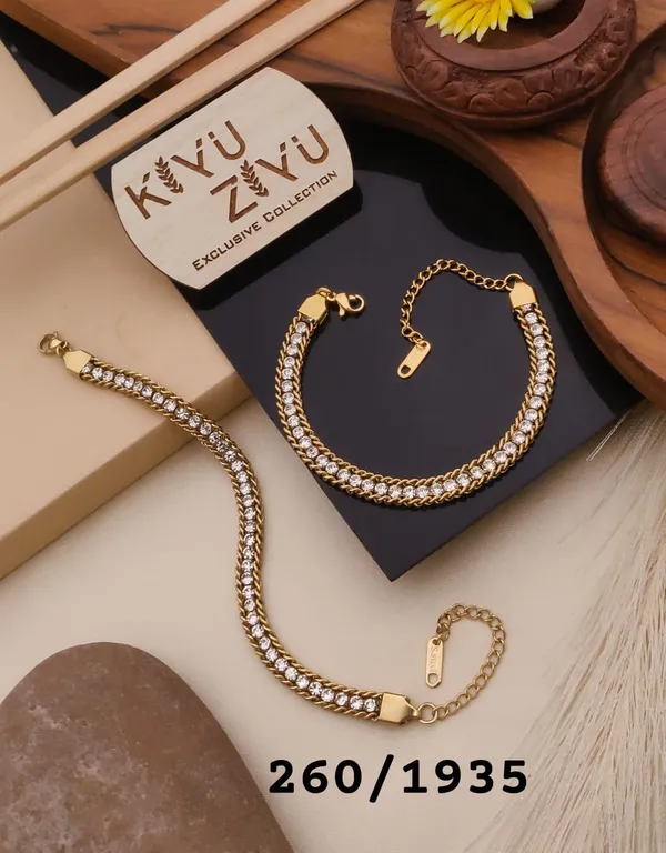 Elegant_Gold-Toned_Chain_Necklace_And_Bracelet_Set