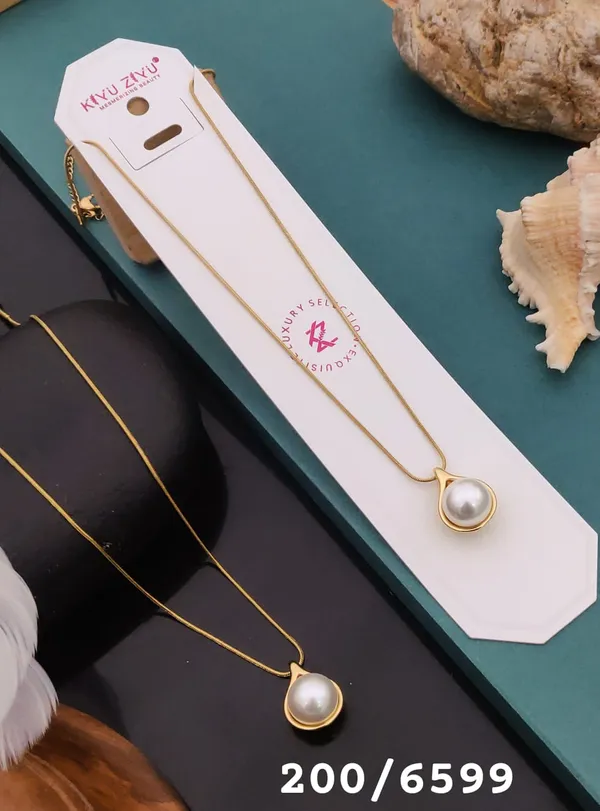 Elegant_Pearl_Pendant_Necklace_With_Gold-Tone_Chain