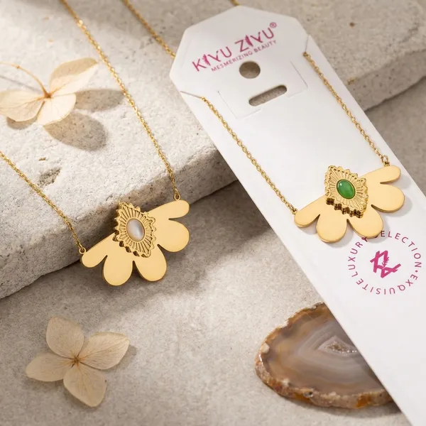 Sparkling_Flower_Pendant_Necklace_With_Gold_Chain