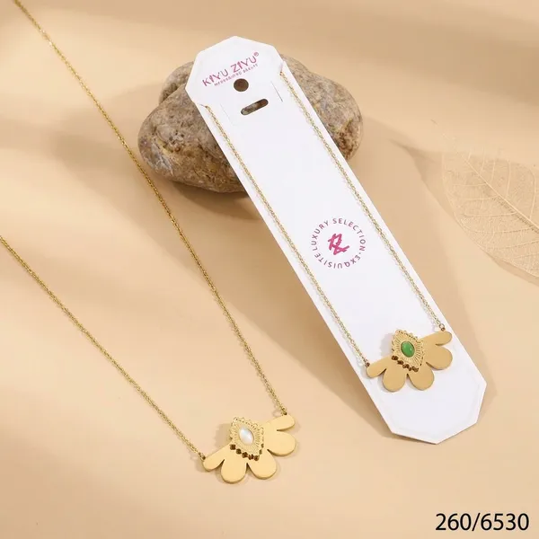 Sparkling_Flower_Pendant_Necklace_With_Gold_Chain