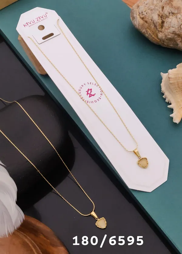 Elegant_Heart_Pendant_Necklace_With_Delicate_Gold_Chain
