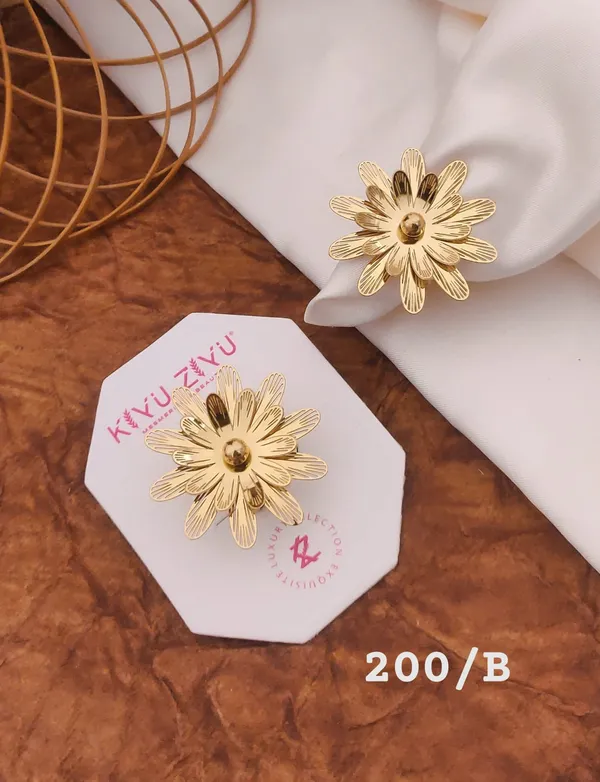 Golden_Daisy_Flower_Stud_Earrings