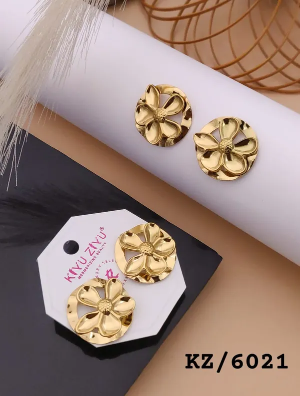 Golden_Flower_Stud_Earrings