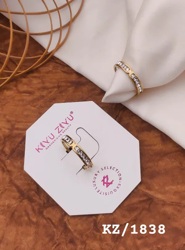 Kz/1838_-_Sparkling_Gold-Tone_Ring_With_Crystal_Embellishments