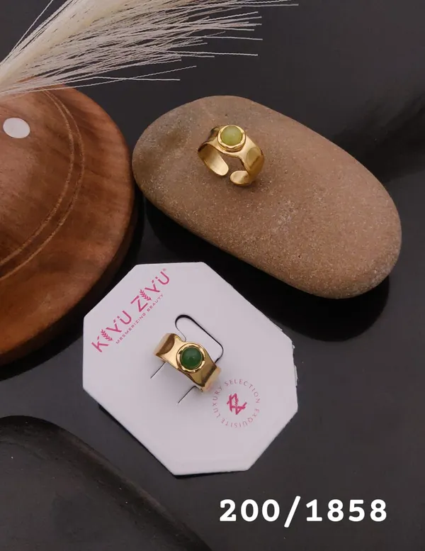 Minimalist_Gold-Tone_Adjustable_Ring_With_Green_Stone